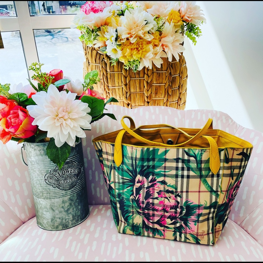 BURBERRY FLORAL TOTE  RARE FIND XX FIRM ON PRICE XX